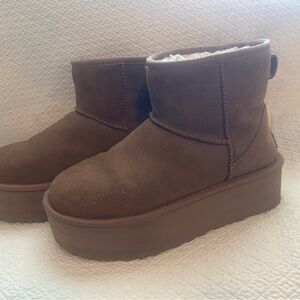 UGG CLASSIC MINI PLATFORM BOOTS